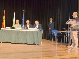 memorialmariajesuscarrascosa-entregadedistinciones-mesapresidencialypresentador1