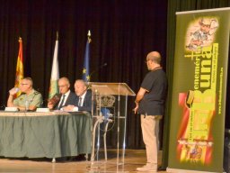 memorialmariajesuscarrascosa-entregadedistinciones-mesapresidencialypresentador2