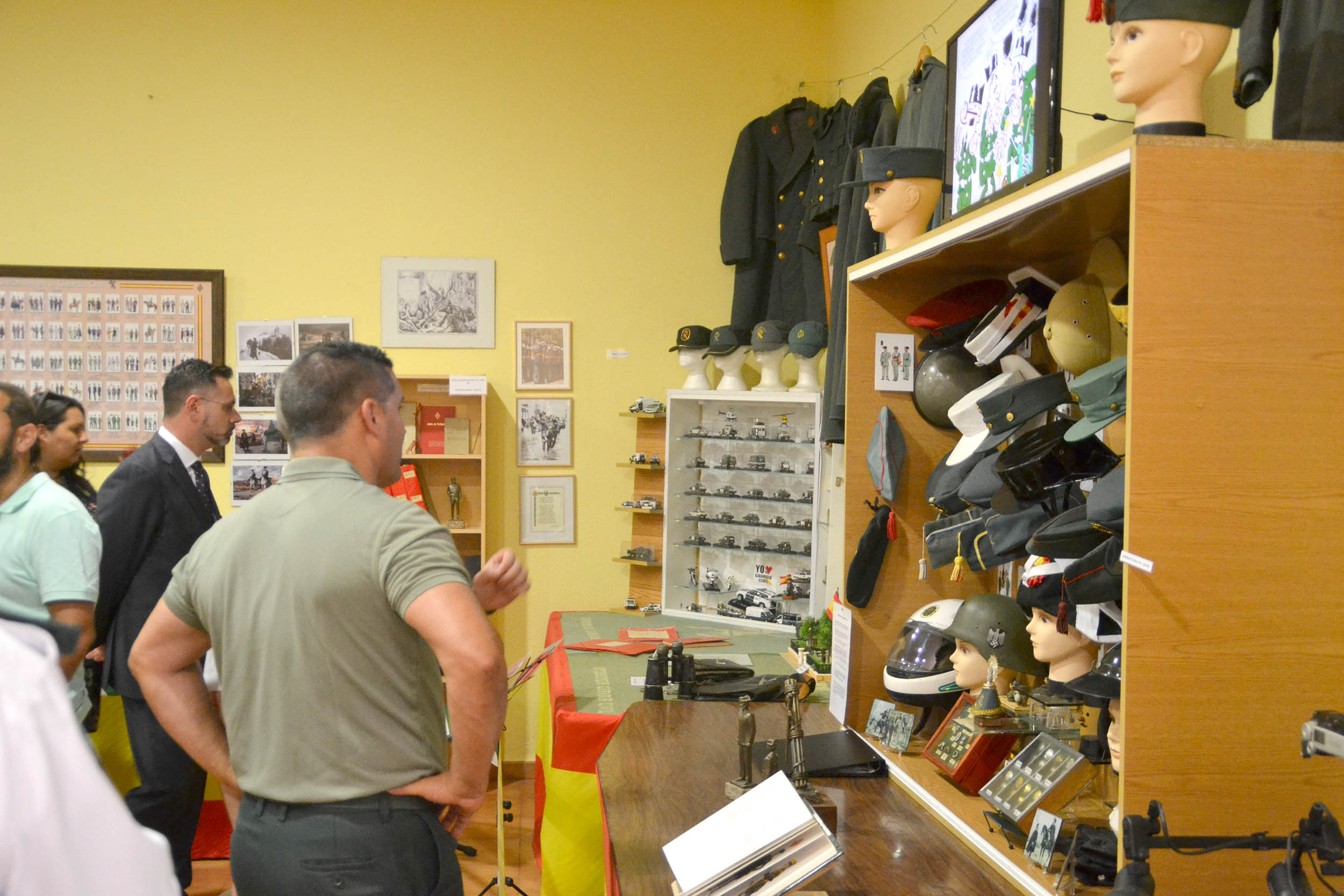 Las dos exposiciones sobre Historia de la Guardia Civil y Felipe VI, permanecerán abiertas hasta el 17 de julio en el Salón de Actos del Ayuntamiento de LIllo