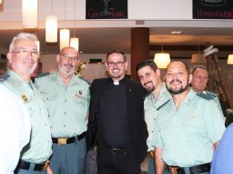 11-ComidadeHermandad-GrupoconParroco