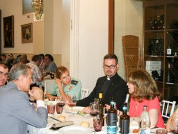 11-ComidadeHermandad-GrupoconParroco1